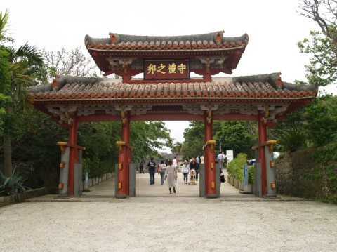 The red Shureimon gate with its two-tiered tiled roof and plaque reading 守禮之邦, Shuri