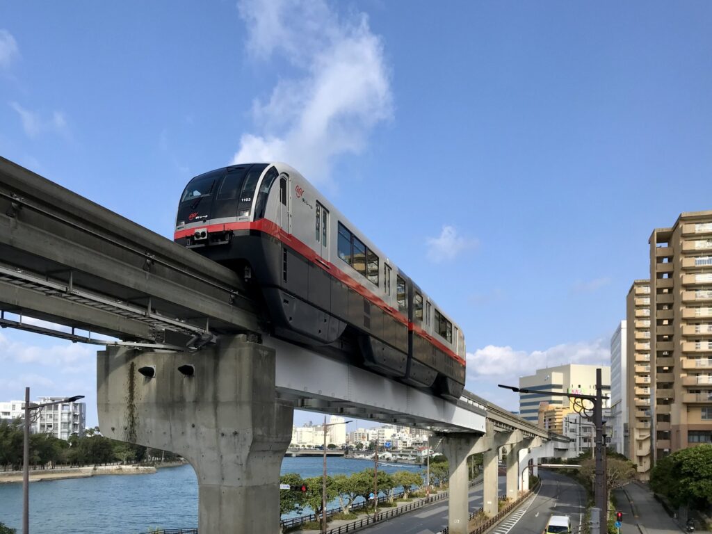 Yui Rail monorail train arriving at Tsubogawa Station